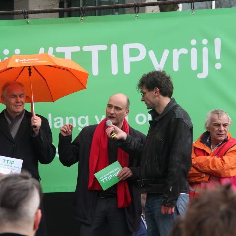 SP-Kamerlid Jasper van Dijk bij de aanbieding van het manifest tegen TTIP en CETA