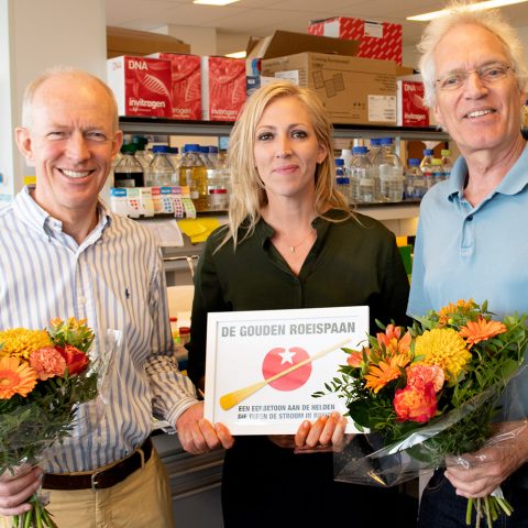 In het Antoni van Leeuwenhoek reikten Lilian Marijnissen de eerste gouden roeispaan uit 