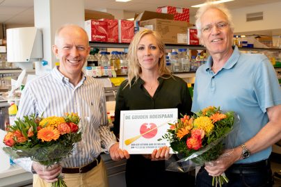 In het Antoni van Leeuwenhoek reikten Lilian Marijnissen de eerste gouden roeispaan uit 