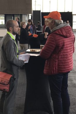 Hijink in gesprek met pesoneel Akzo